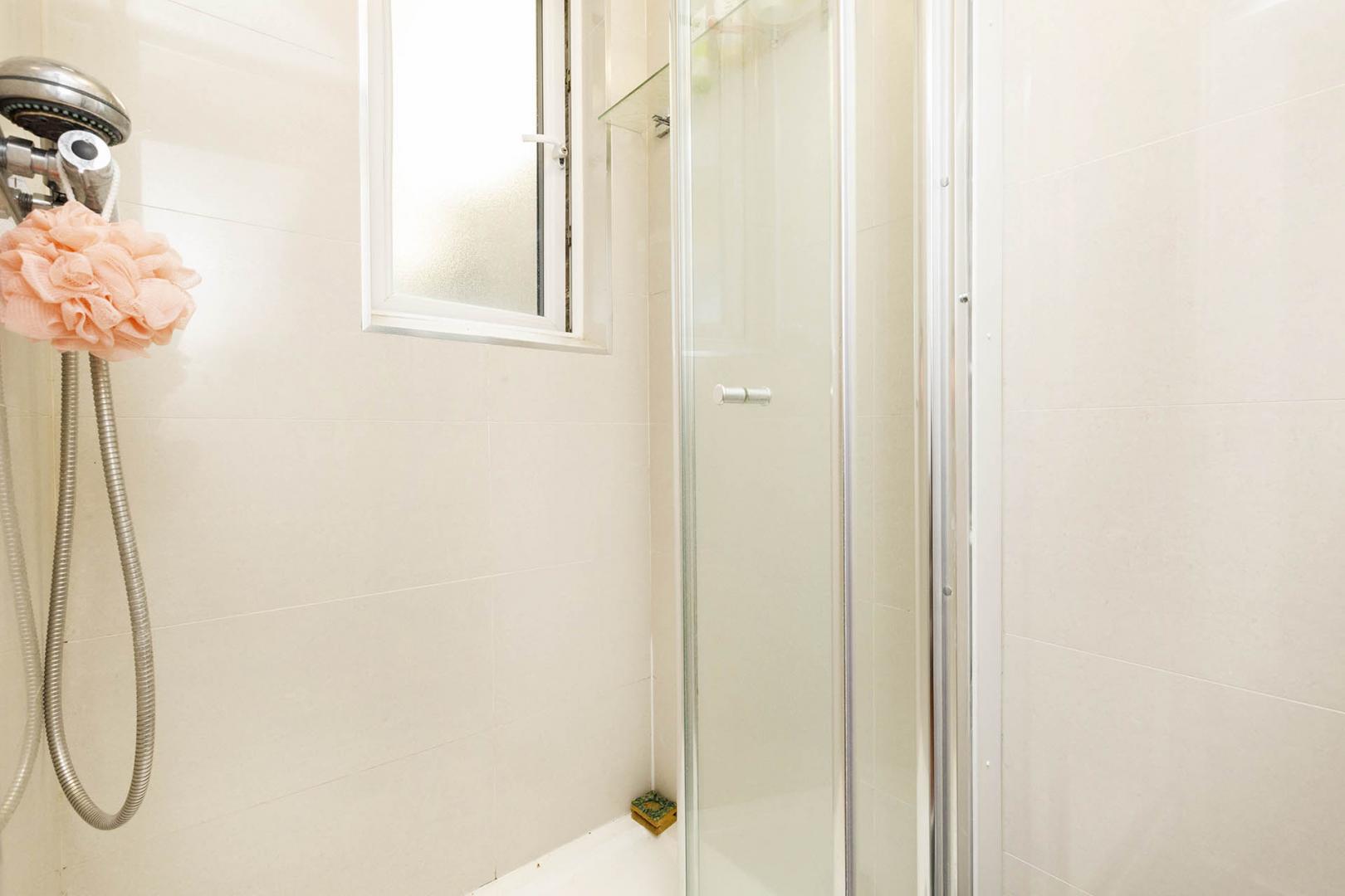 			4 Bedroom, 2 bath, 1 reception Flat			 Broadhurst Gardens, WEST HAMPSTEAD